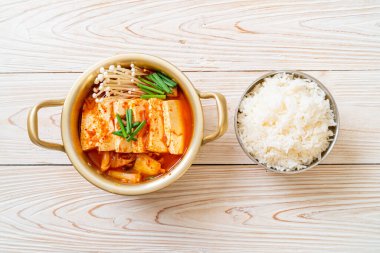 Tofu ve yumurtalı Kimchi Çorbası veya Kore Kimchi Güveci - Kore Yemekleri Geleneksel Tarzı