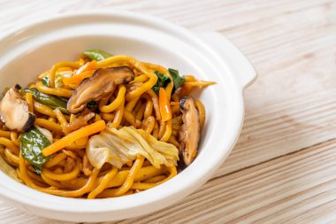 Yakisoba eriştesi sebzeyle kızartılmış vejetaryen ve vejetaryen yemeği.