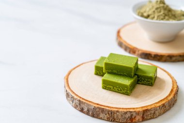 Taze ve yumuşak kibrit, yeşil çay tozlu yeşil çikolata.