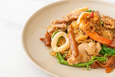 Kızarmış pirinç vermicelli ve karışık et ile su mimozası - Asya yemeği tarzı.