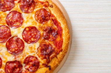 İtalyan usulü odun tepsisinde pepperoni pizza.