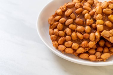 Thai Fıstık Kurabiyeleri tabakta