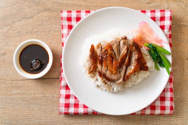 Pirinçli ızgara ördek.