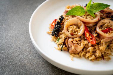 Ev yapımı Basil ve Baharatlı Bitki Kızarmış Pirinç Kalamar veya Ahtapot - Asya yemek tarzı