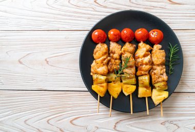 Tabakta ızgara tavuk ızgara şiş.