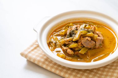 Sabah ihtişamıyla Tayland usulü domuz eti.