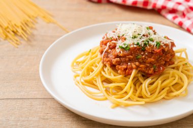 Spagetti bolonez domuz eti ya da kıymalı domates soslu spagetti İtalyan yemeği tarzı.