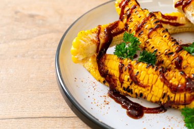 Izgara ve barbekü mısır ve bbq sosu.