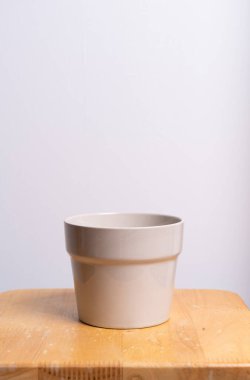 boş ve güzel kil saksı ahşap masada