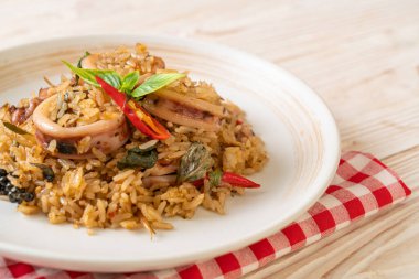 Ev yapımı Basil ve Baharatlı Bitki Kızarmış Pirinç Kalamar veya Ahtapot - Asya yemek tarzı