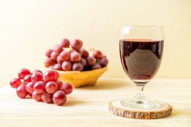 Ahşap zemin üzerinde taze üzüm suyu