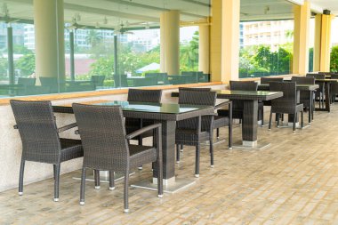 boş teras masası ve sandalye