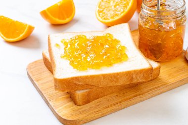 Kahvaltıda portakal reçelli ekmek dilimleri.