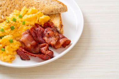 Çırpılmış yumurta, kızarmış ekmek ve kahvaltıda pastırma.