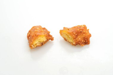 Kızarmış patatesler beyaz arka planda izole edilmiş.