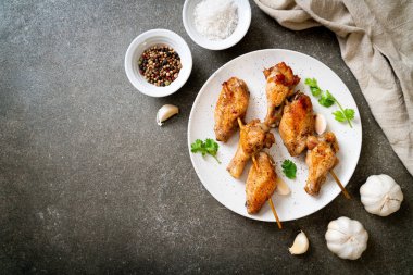 Biber ve sarımsaklı ızgara tavuk kanadı.