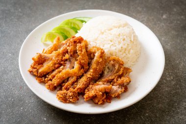 Kızarmış tavuklu Çin tavuğu pilavı ya da kızarmış tavuklu pilav çorbası. Asya usulü.