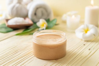 Ahşap zemin üzerine kurulmuş kaplıca tedavileri - Güzellik konsepti