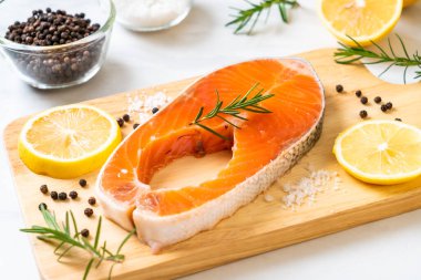 İçinde malzeme olan taze çiğ somon filetosu bifteği.