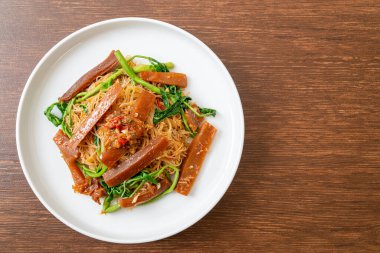 Kızarmış pirinç vermicelli ve turşulu su mimozası, Asya usulü.