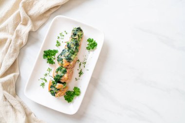 Ispanak ve peynirle doldurulmuş tavuk göğsü