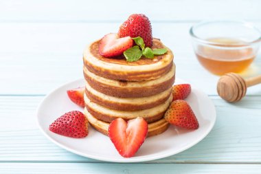 taze çilek ile sufle gözleme