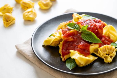 Domates soslu İtalyan tortellini makarnası - İtalyan yemeği tarzı.