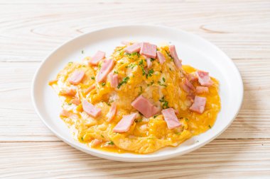 Pirinçli kremalı omlet veya jambonlu pilav ve yumuşak omlet.