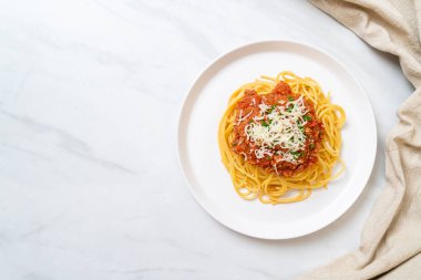 Spagetti bolonez domuz eti ya da kıymalı domates soslu spagetti İtalyan yemeği tarzı.
