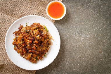 Kızarmış midyeli krep ya da midyeli omlet.