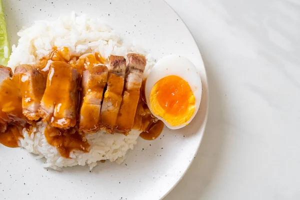 Daging Babi Renyah Perut Pada Nasi Dengan Saus Barbekyu Merah — Stok Foto