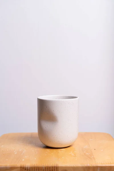 木制桌子上的空而漂亮的粘土花盆 — 图库照片