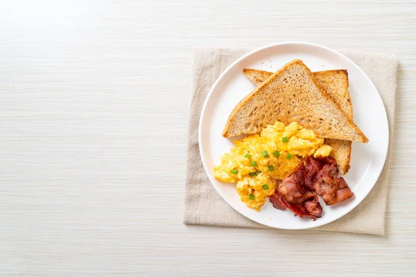 Scrambled Egg Bread Toasted Bacon Breakfast — Stock Photo, Image