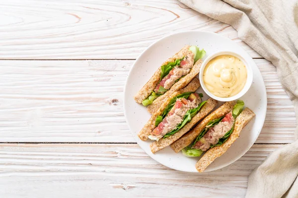 Homemade Tuna Sandwich Tomatoes Lettuce — Stock Photo, Image