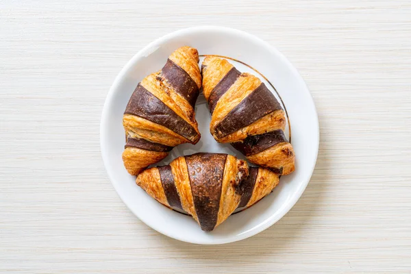 Frisches Croissant Mit Schokolade Auf Teller — Stockfoto