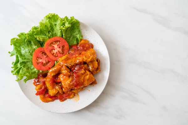 Peixe Frito Coberto Com Sabores Doce Azedo Picante Molho Pimenta — Fotografia de Stock