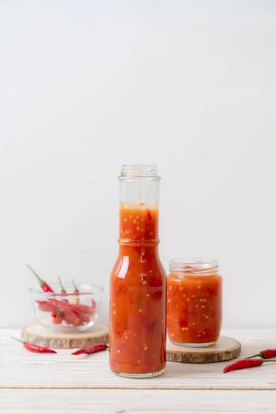 Chili Oder Chilisoße Flasche Und Glas Auf Wwd Hintergrund — Stockfoto