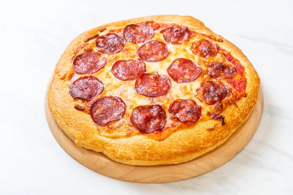 Pizza Pepperoni Bandeja Madeira Estilo Comida Italiana — Fotografia de Stock