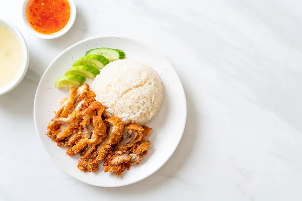 Hainanesen Hühnerreis Mit Gebratenem Huhn Oder Reis Gedünstete Hühnersuppe Mit — Stockfoto