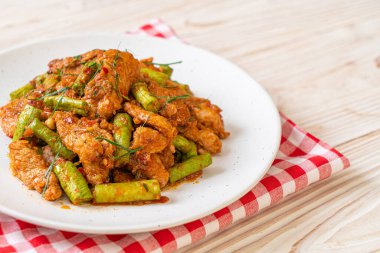 Kızarmış domuz ve fasulyeli kırmızı köri ezmesi. Asya usulü.