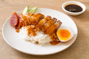 Pirinçli çıtır domuz eti ve barbekü sosu.