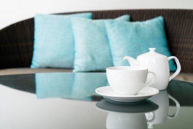 Masada çaydanlık olan beyaz çay fincanı