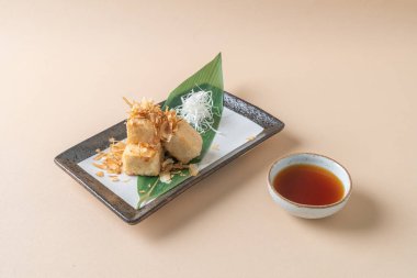 (Japon usulü soya sosuyla servis edilen kızarmış tofu.