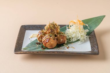 Takoyaki köftesi ya da ahtapot köftesi - Japon yemeği tarzı.