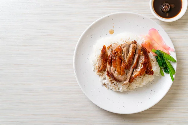 Barbekyu Panggang Bebek Pada Nasi — Stok Foto