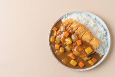 Japon usulü pirinçli kızarmış tavuk pirzolası.