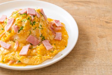 Pirinçli kremalı omlet veya jambonlu pilav ve yumuşak omlet.