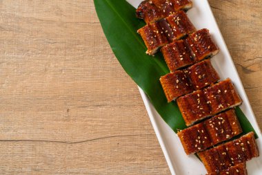 Dilimlenmiş yılan balığı ya da soslu ızgara unagi (Kabayaki) - Japon yemeği tarzı.