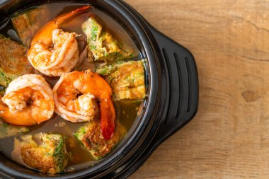 Karides ve sebze omletli Tamarind Paste 'den yapılmış ekşi çorba - Asya usulü.