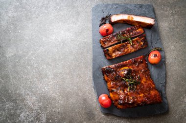 Izgara ve ızgara domuz pirzolası.